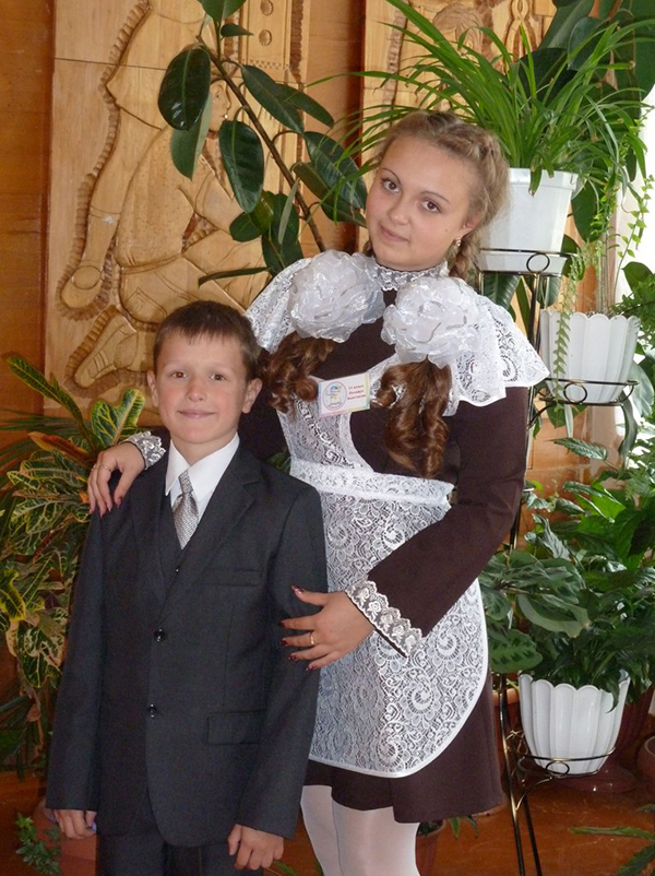 Анастасия Походун с троюродным братом Витей.jpg