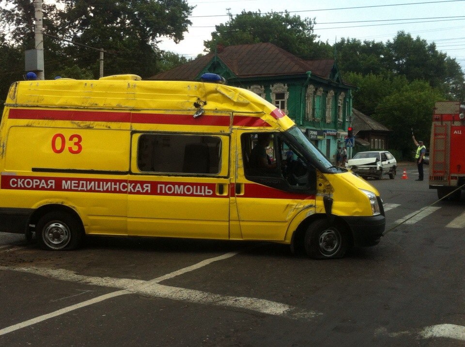 Желтая машина скорой помощи. Скорая машина желтая. Машина реанимации скорой помощи.