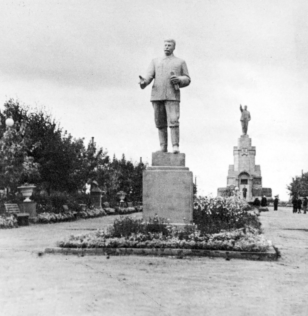 Памятник Сталину. Начало 1950-х..jpg
