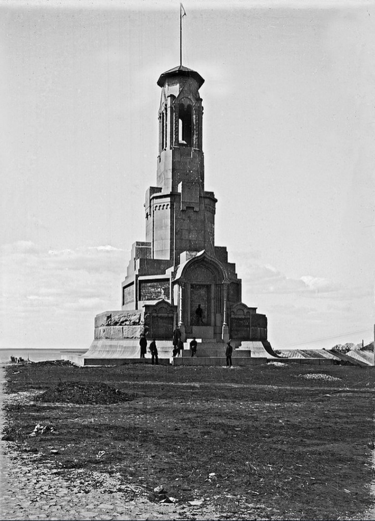 Памятник Свободе. 1918 год. В таком виде памятник простоял до 1927 года..jpg
