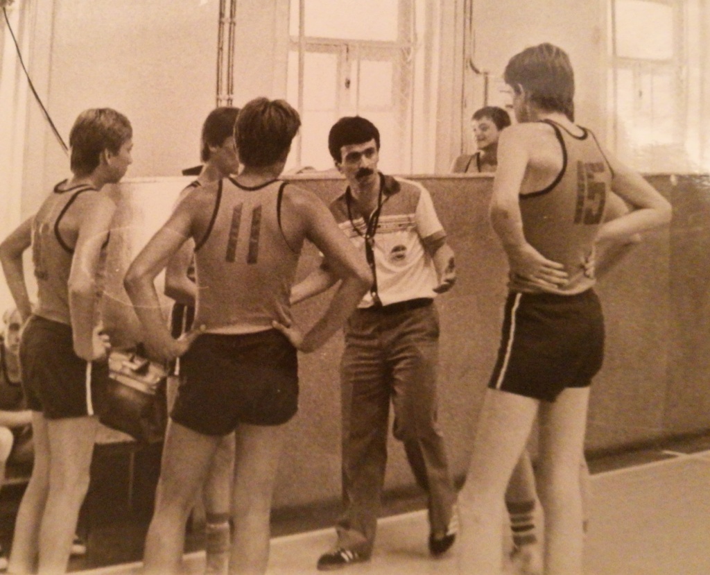 1980-е гг. П.Зайфиди тренирует команду по баскетболу.jpg
