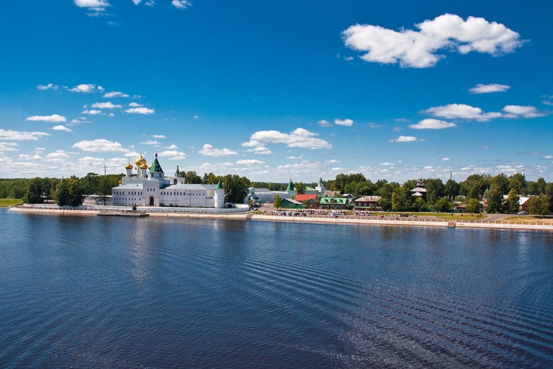 Город стоит на берегу. Река Волга в Костроме. Кострома город на Волге. Берег реки Волги Кострома. Река Костромка Кострома.