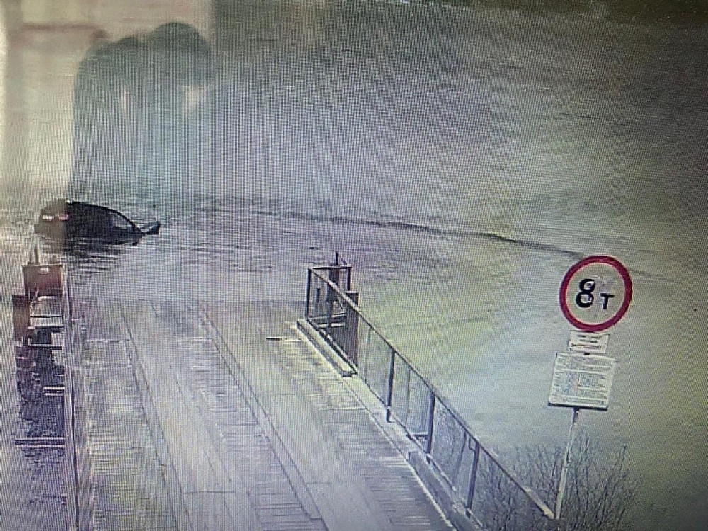 Под Костромой машина с пассажирами утонула в реке