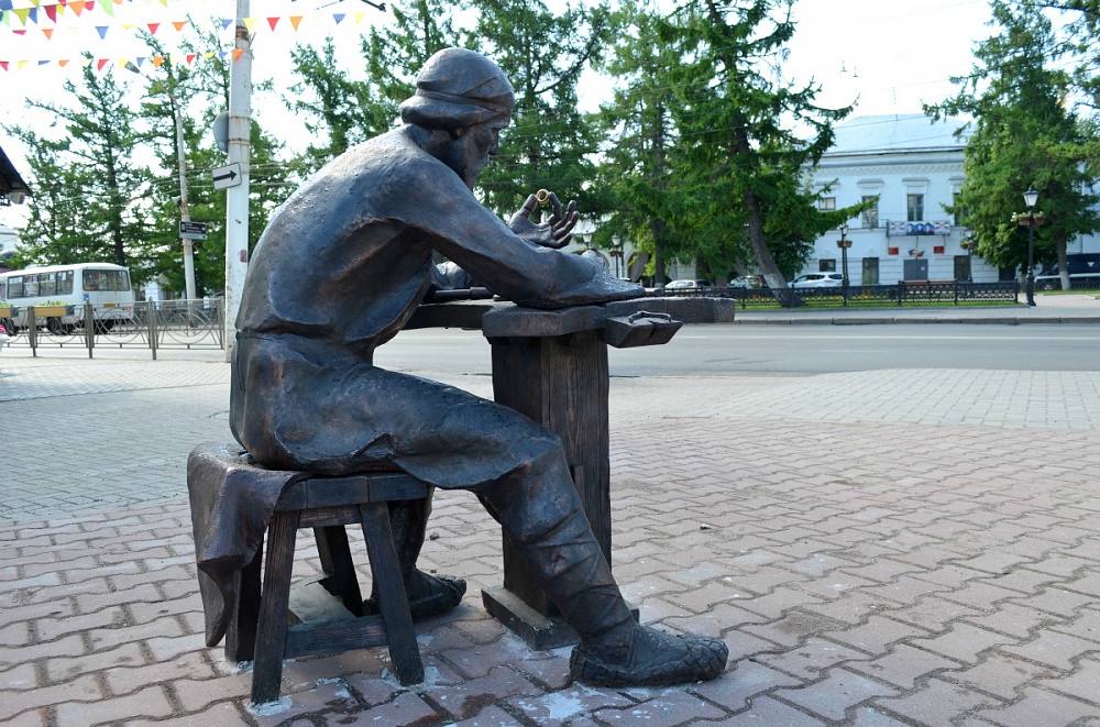 Памятники костромы. Памятник ювелиру в Костроме. Кострома памятник ювелиру кустарю. Скульптура ювелира кустаря Кострома. Ювелир Кустарь Кострома.