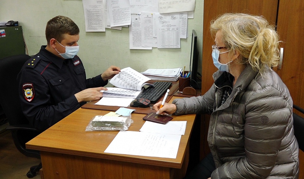 Костромичка нашла на улице зарплату сотрудников целого мебельного салона 