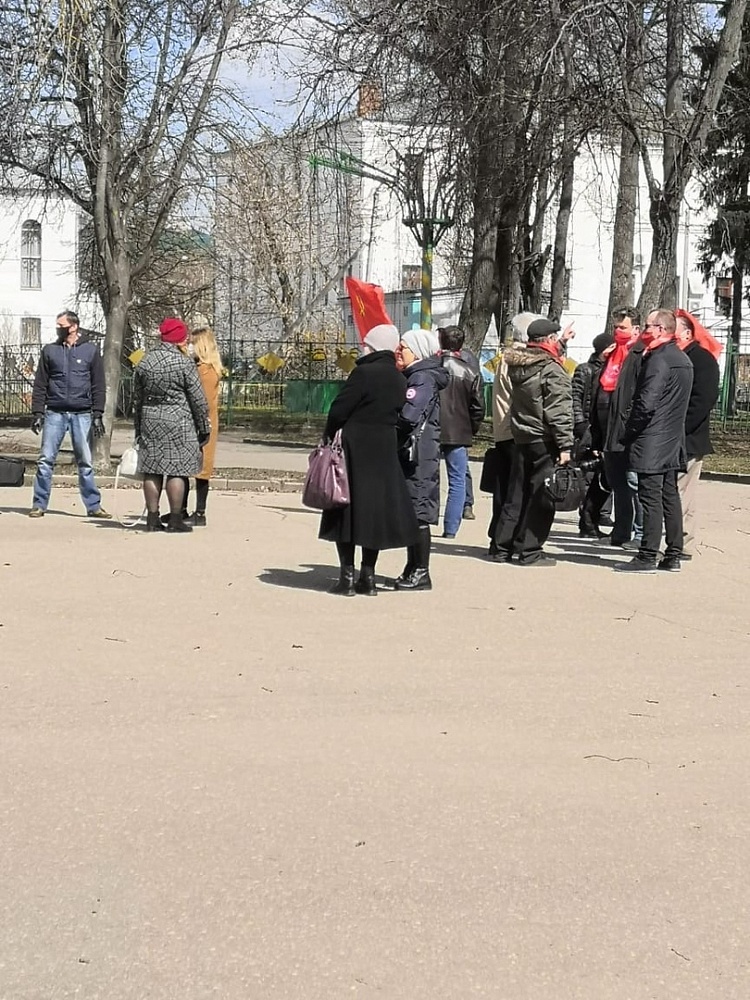 Костромские коммунисты отметили юбилей Ленина в кумачовых масках