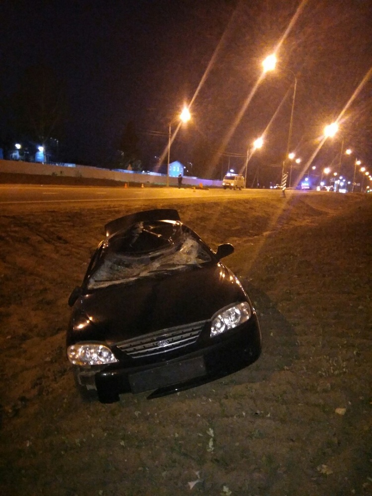 Разбили машину ночью. Разбитая машина ночью на трассе. Разбитая черная машина ночью. ДТП зимой на трассе ночью.