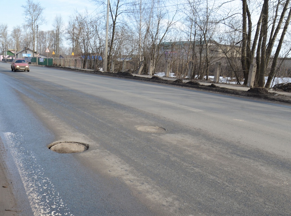Кострома дороги. Застой воды на проезжей части. Трещины на новой дороге Кострома. Картинки дорог Костромы.
