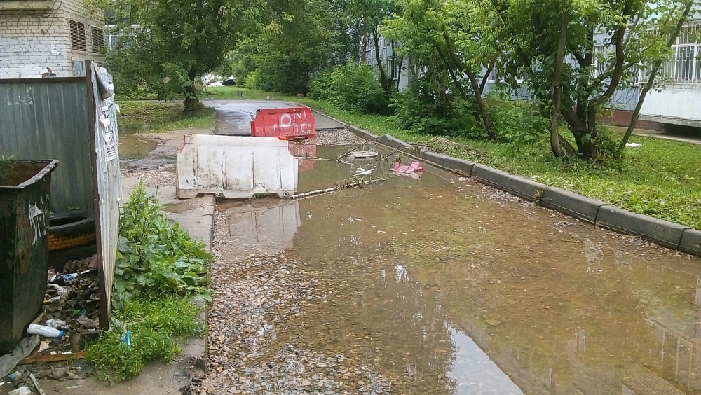 Негодуя из за ливня. Калуга ливни затопило. Ливневки на дорогах. Негодуя из за ливня. Анапа после ливня.