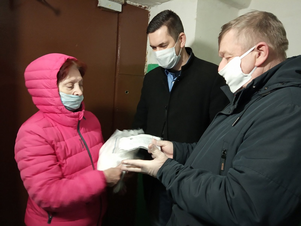 Костромские  депутаты  раздают  маски  людям