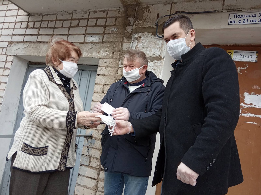 Костромские  депутаты  раздают  маски  людям