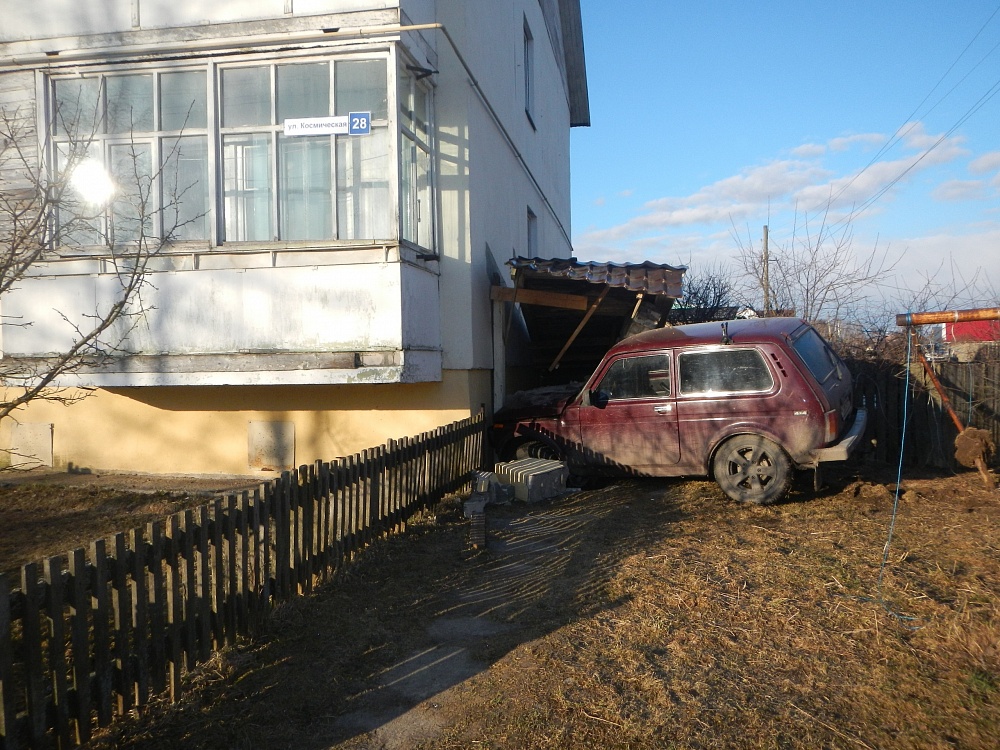 В поселке под Костромой автоледи устроили две аварии