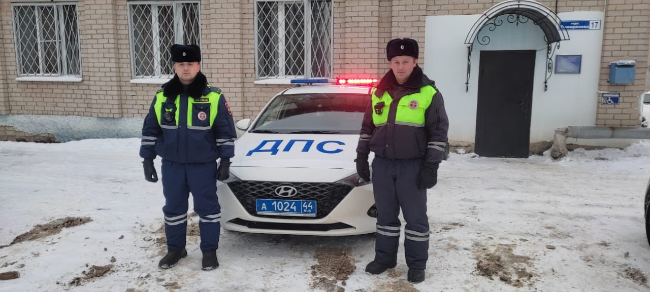 Костромские госавтоинспекторы помогли ленинградцу выбраться из снежного плена