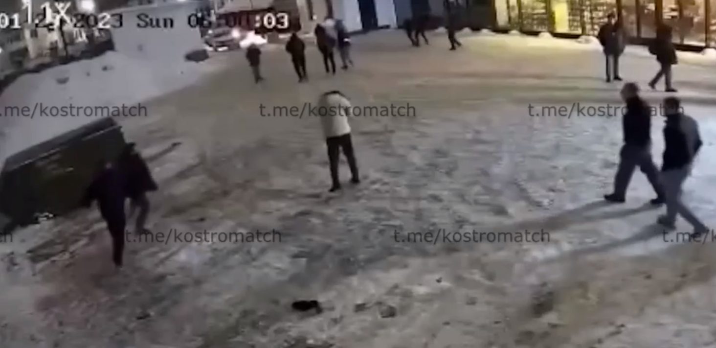 Появилось видео стрельбы в костромском баре