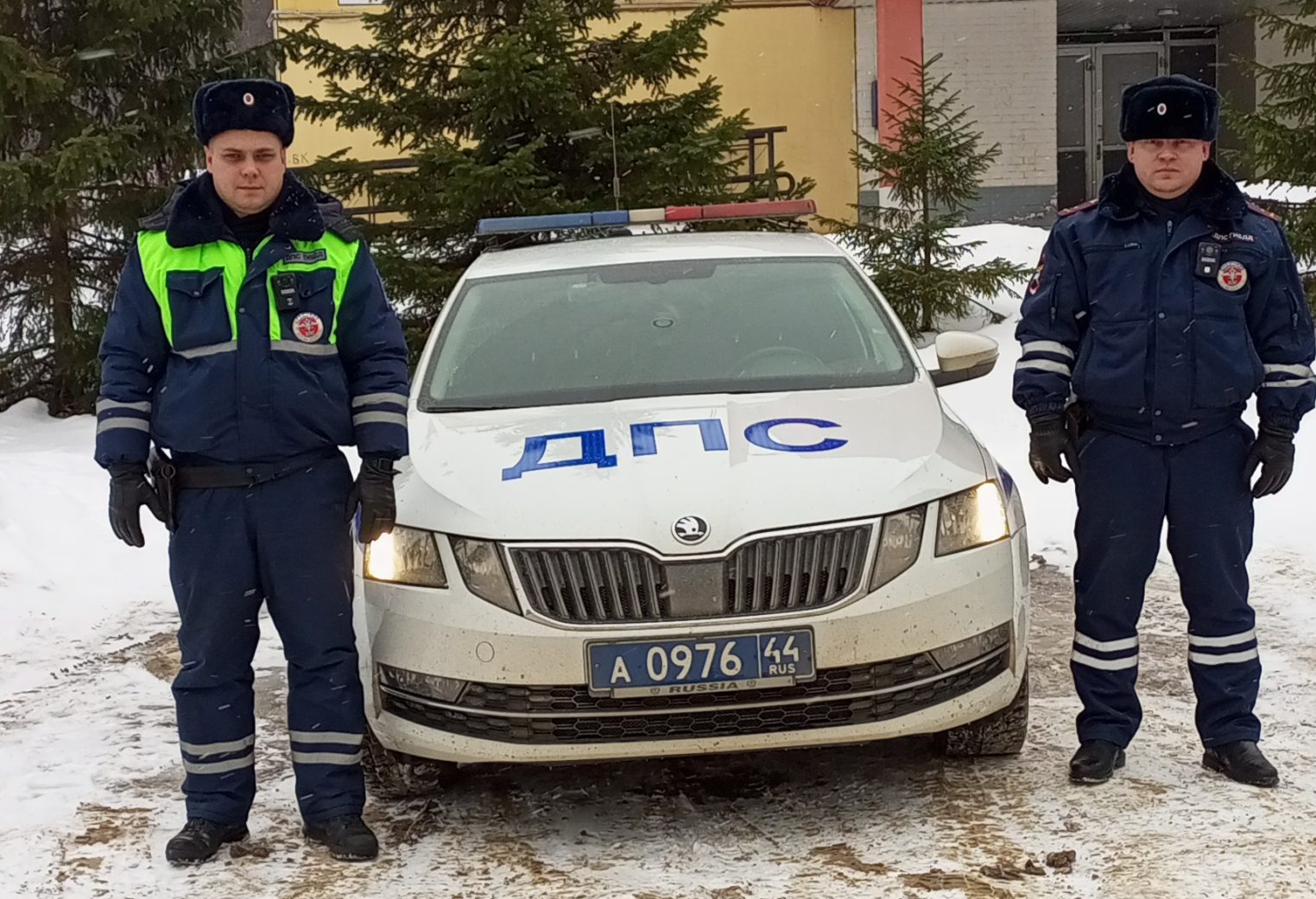 Госавтоинспекторы в костромском райцентре помогли четырехлетнему малышу