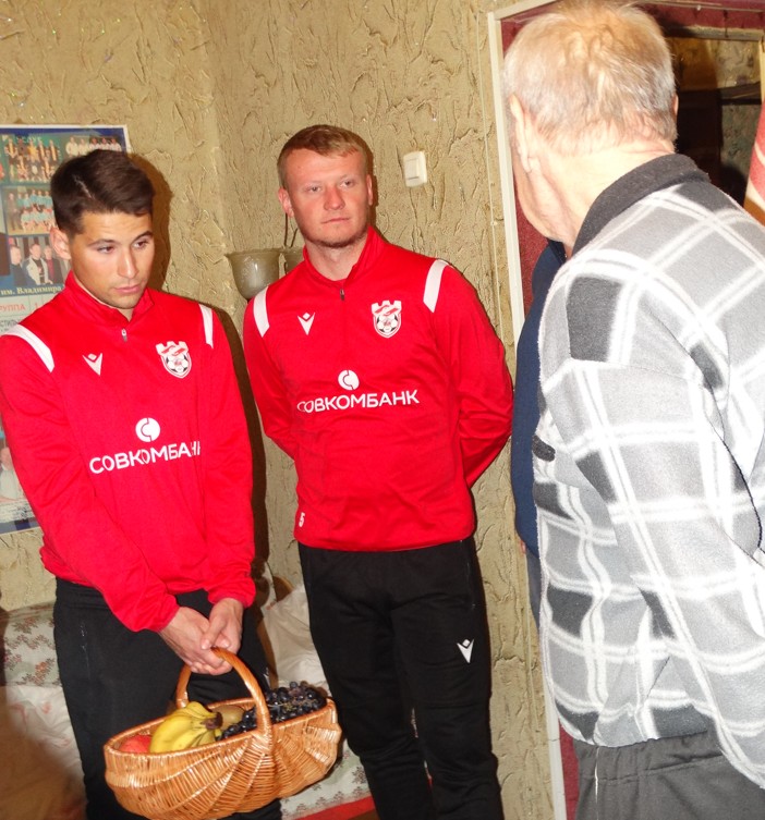 «Болеть только за футбол!» - костромской «Спартак» побывал в гостях у ветерана клуба