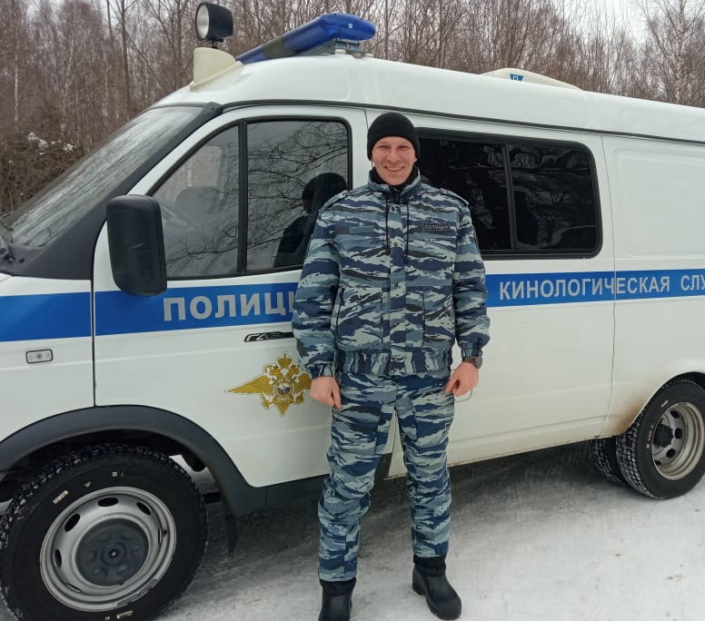Полицейский в Костроме помог потушить  автомобиль
