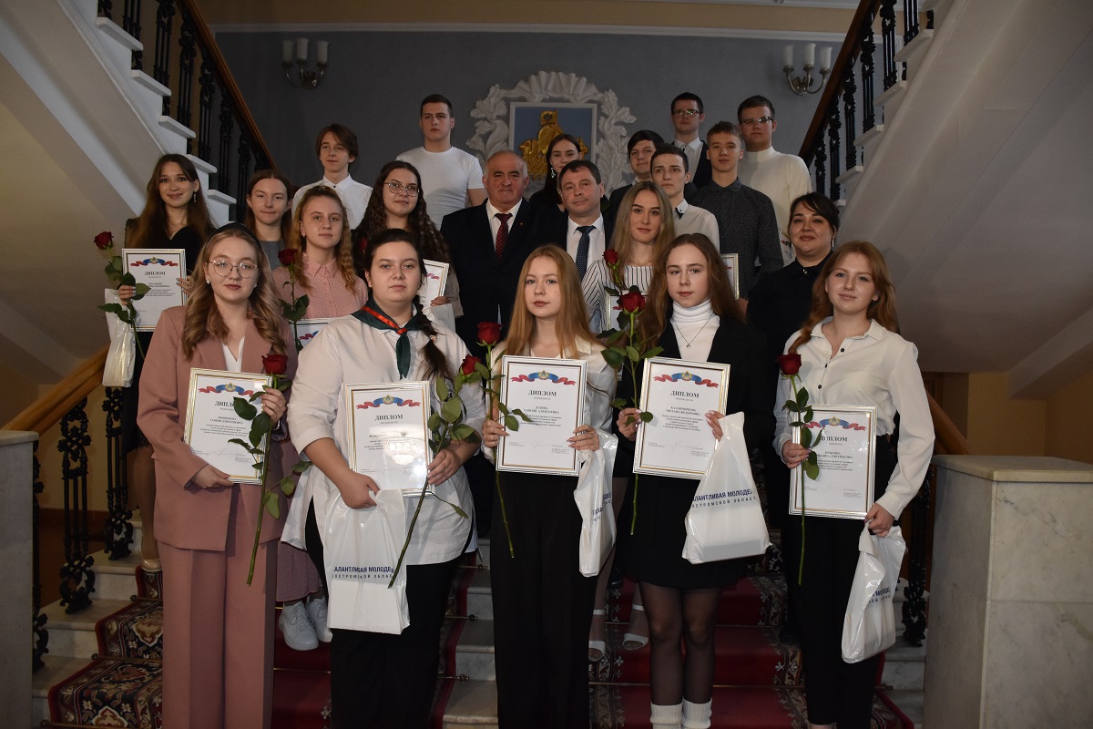 Двадцатку талантливых костромичей наградили региональными премиями