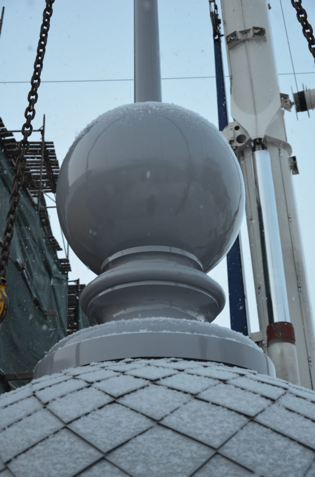 Новый купол весом в тонну водрузили в Костроме на Пожарную каланчу