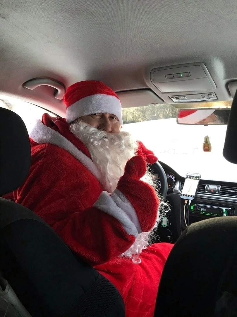 Дед Мороз в Костроме пошел в таксисты
