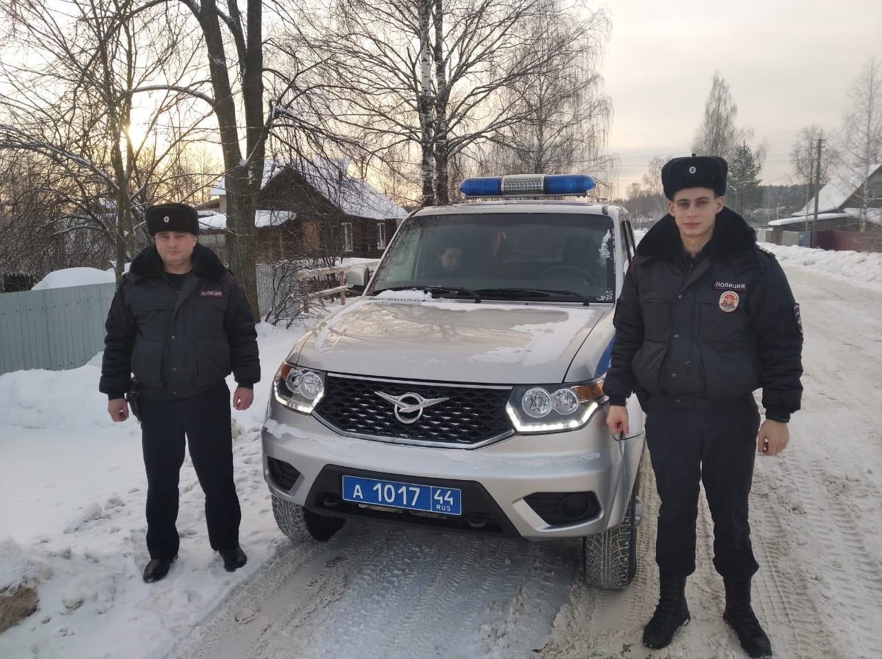 Полицейские потушили горящий дом в Костромской области