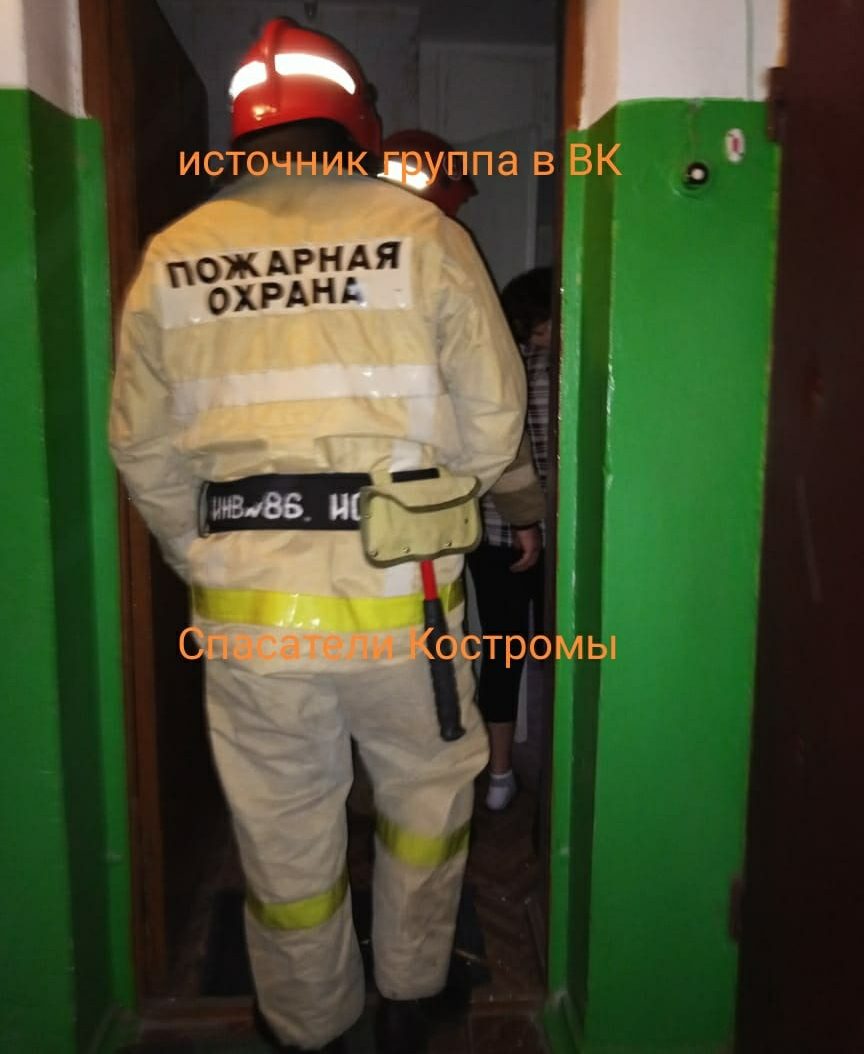 Костромские спасатели вскрыли квартиру с трупом
