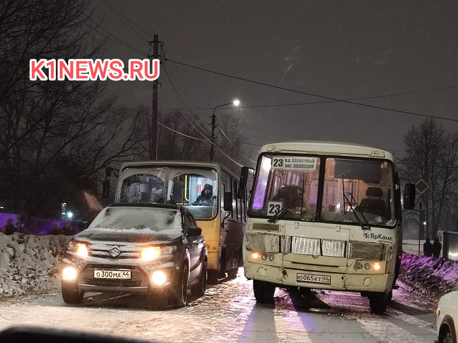 Два автобуса и иномарка создали гигантскую пробку в Костроме