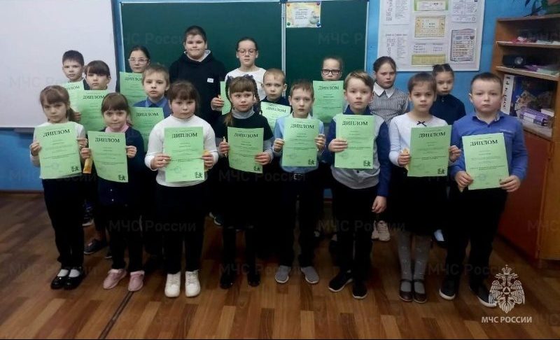 Школьники из костромской глубинки получили призы от пожарных