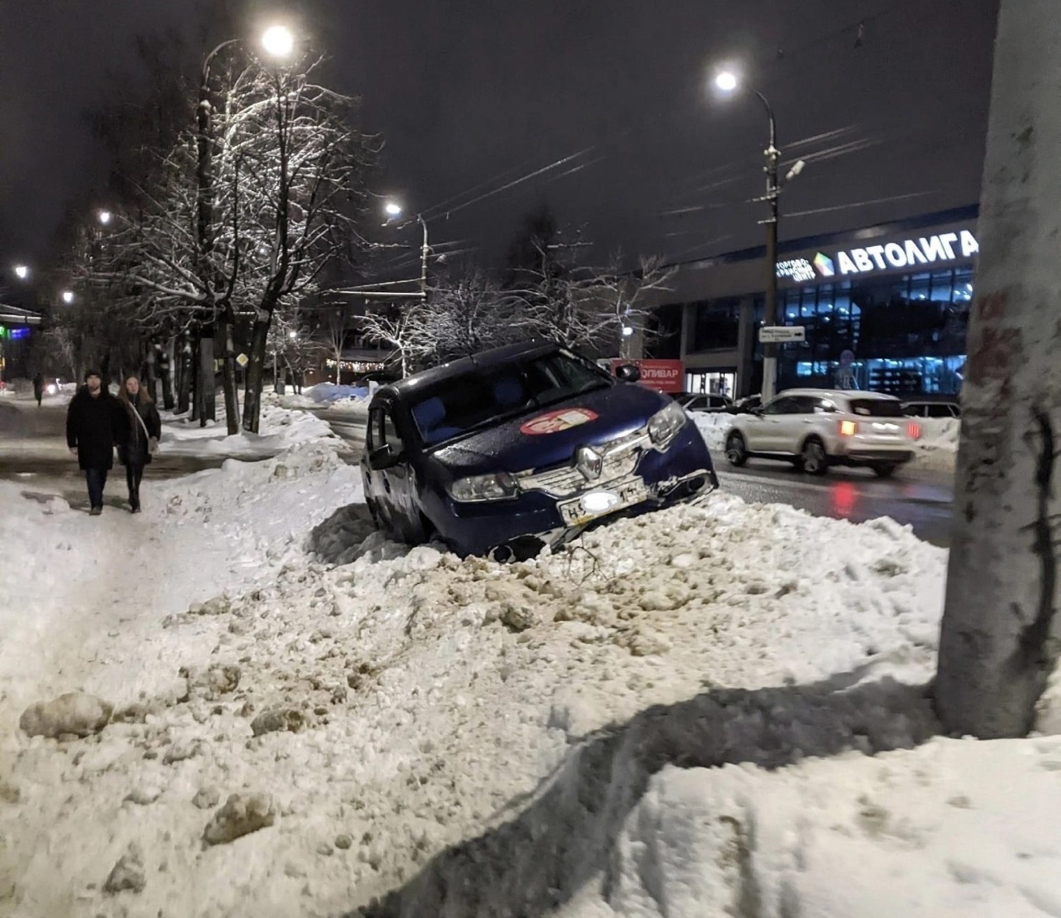 В Костроме иномарка победила в опасной игре в Царя горы