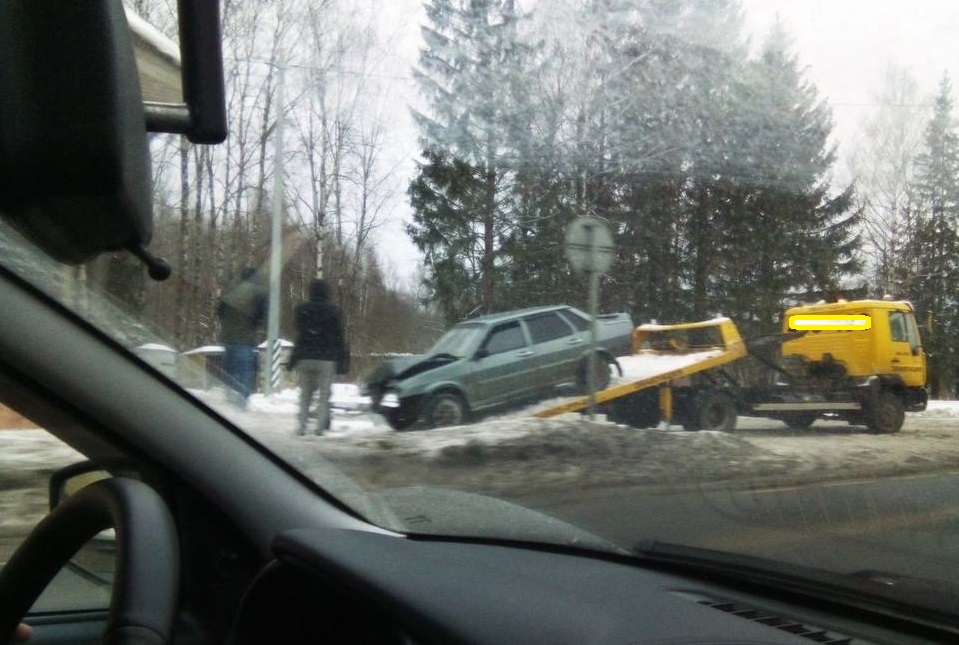 Легковушка таранила пункт ДПС на въезде в Кострому