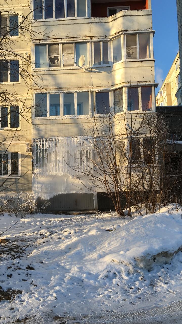 Квартира костромичей превратилась в ледяную крепость