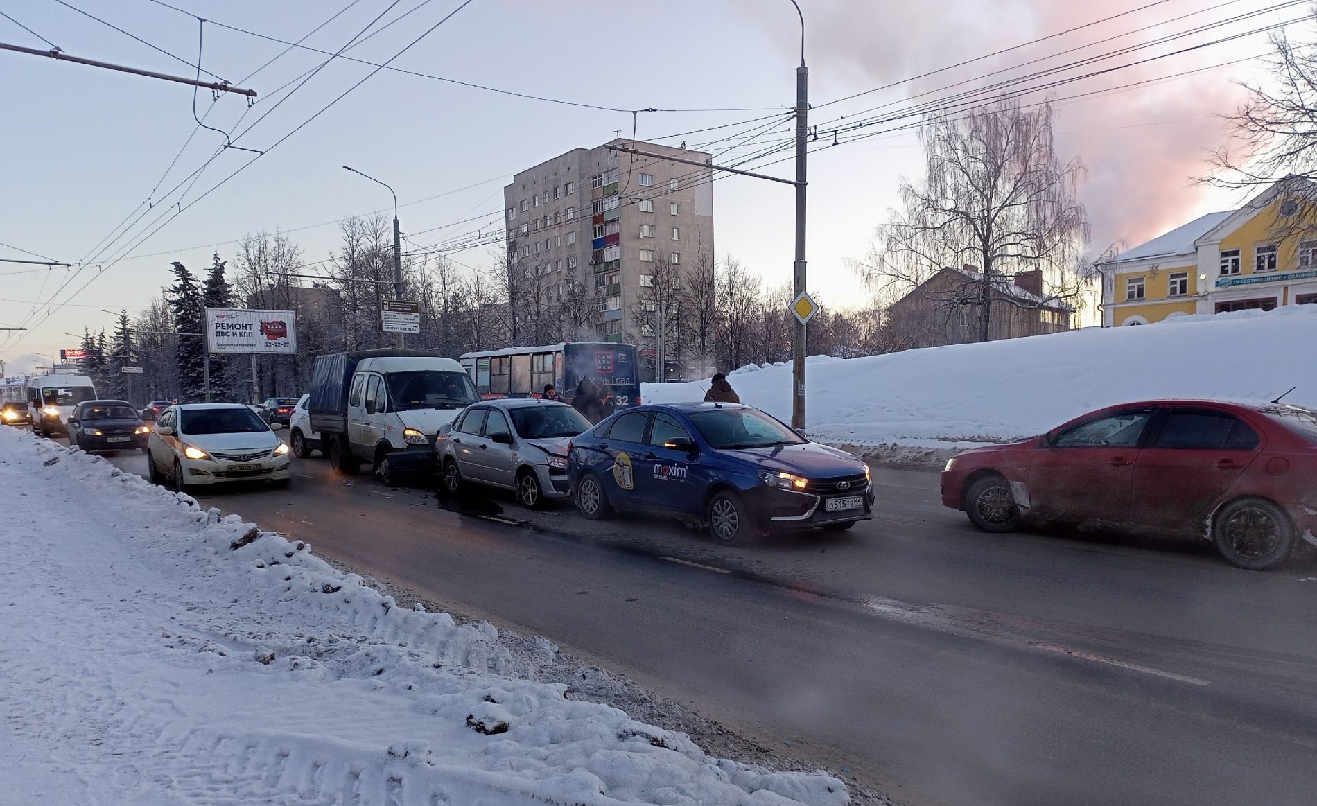 В тридцатиградусный мороз костромские водители столкнулись на дороге