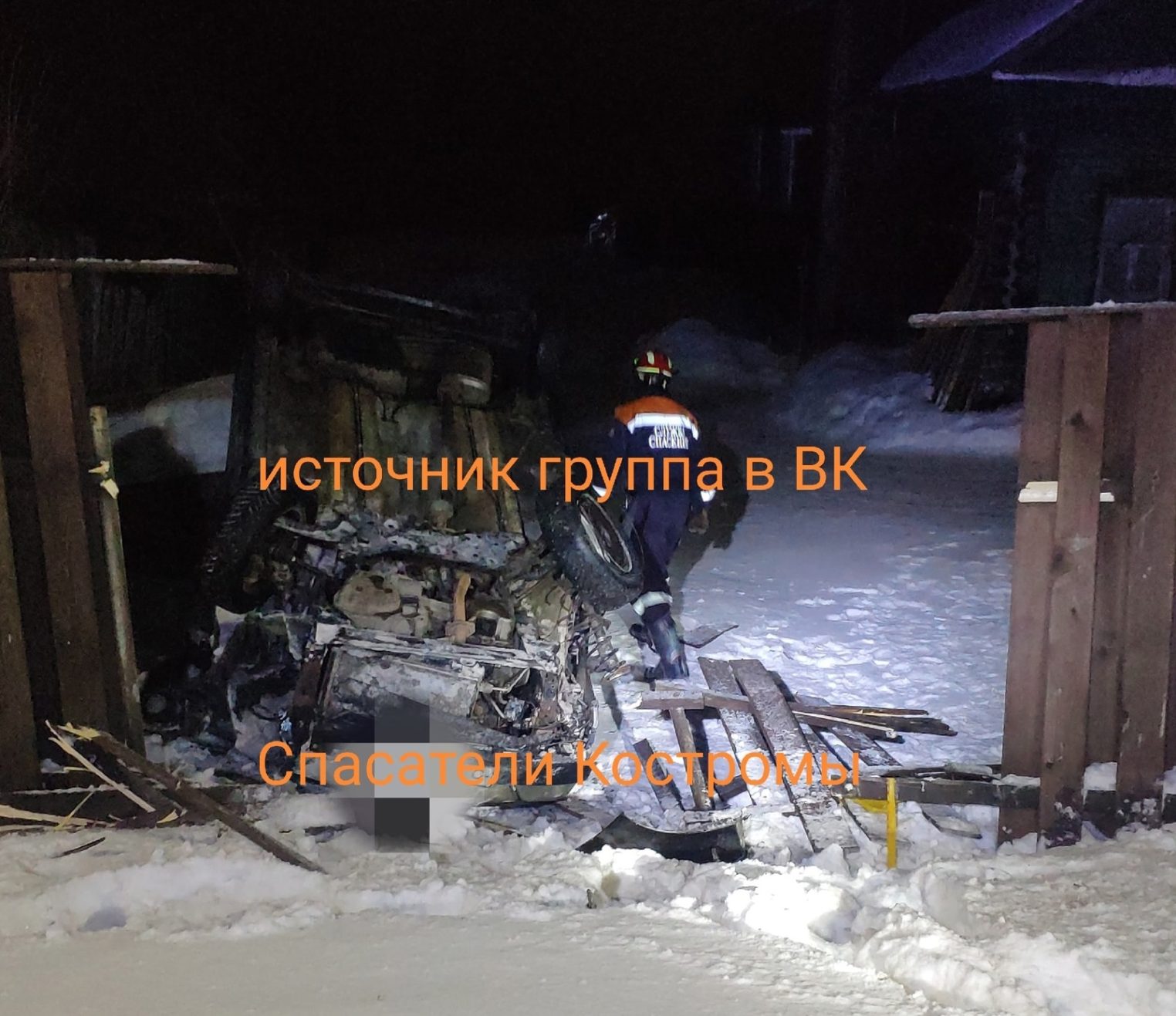 В Костромской области иномарка вдребезги разнесла забор и перевернулась в кювете