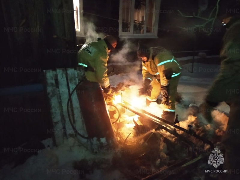 Сотрудники МЧС не дали замерзнуть жителям костромского села в Рождественскую ночь
