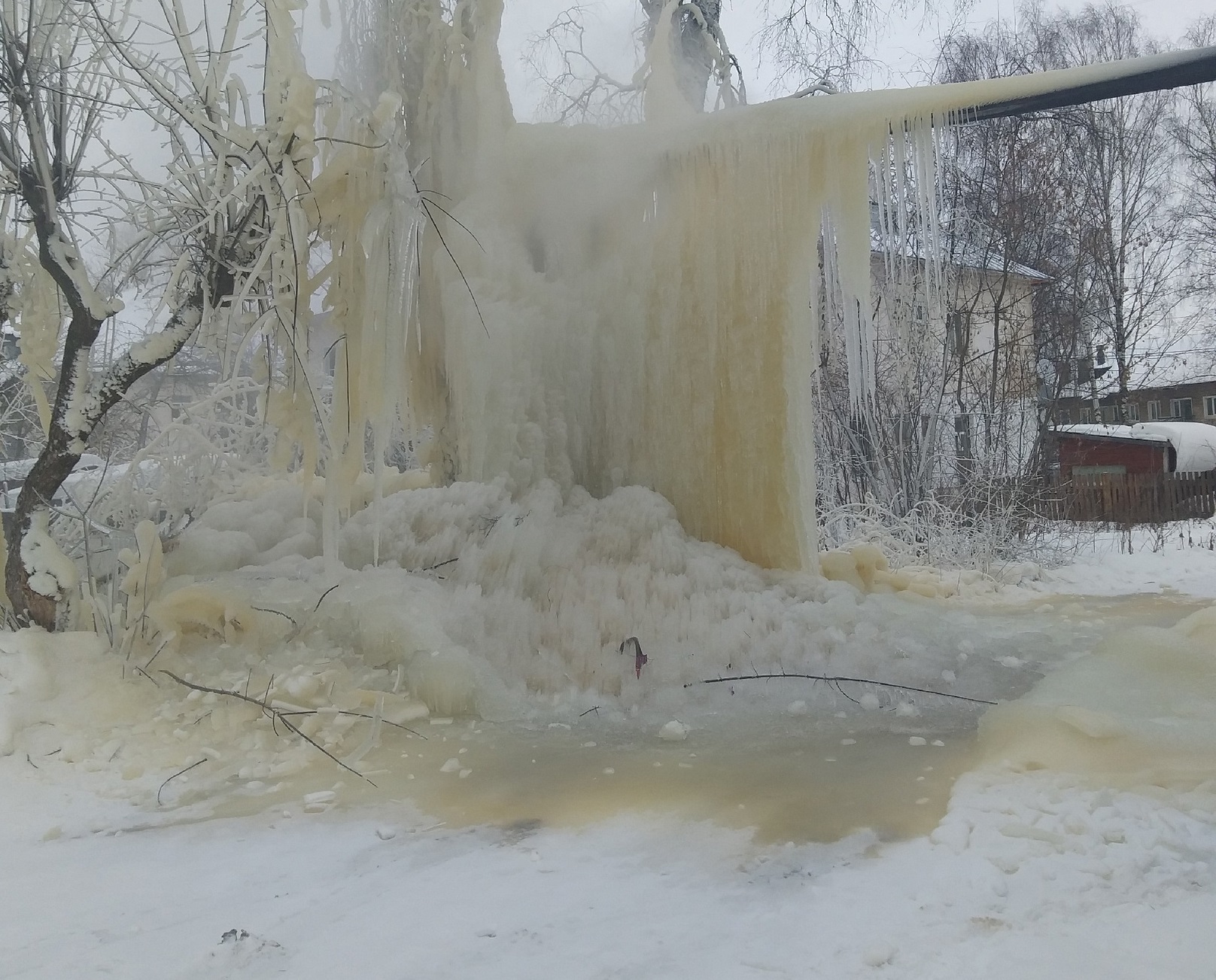 В Костроме целую улицу перекрыла ледяная стена