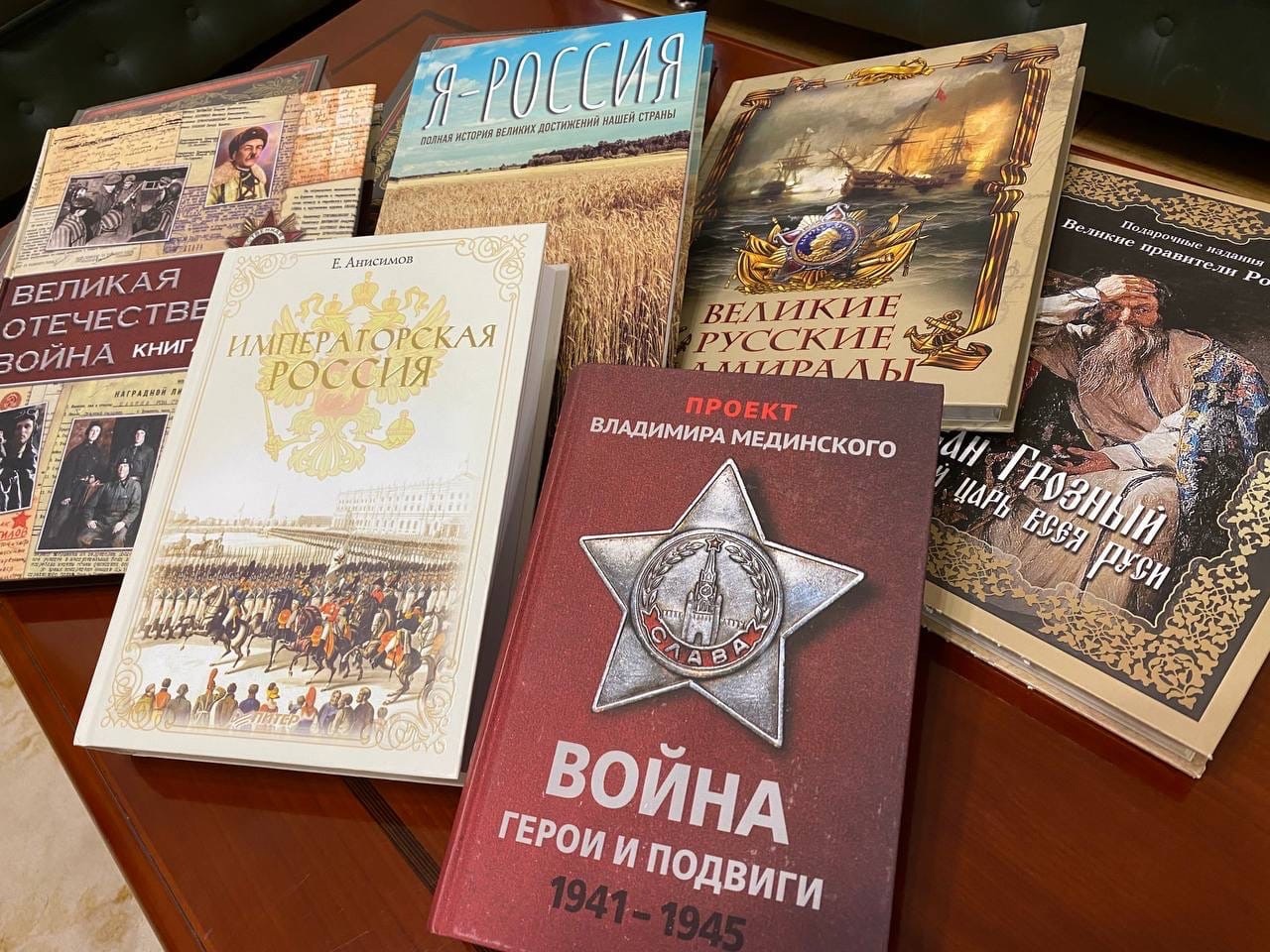 Губернатору Костромской области подарили на юбилей книги про Дядю Фёдора и Ивана Грозного