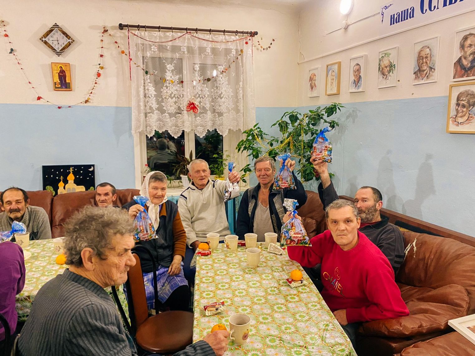Тысячу сладких подарков получили одинокие пожилые костромичи на Новый год