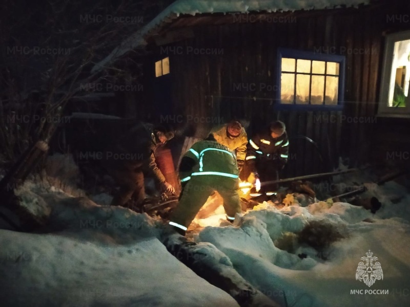 Сотрудники МЧС не дали замерзнуть жителям костромского села в Рождественскую ночь