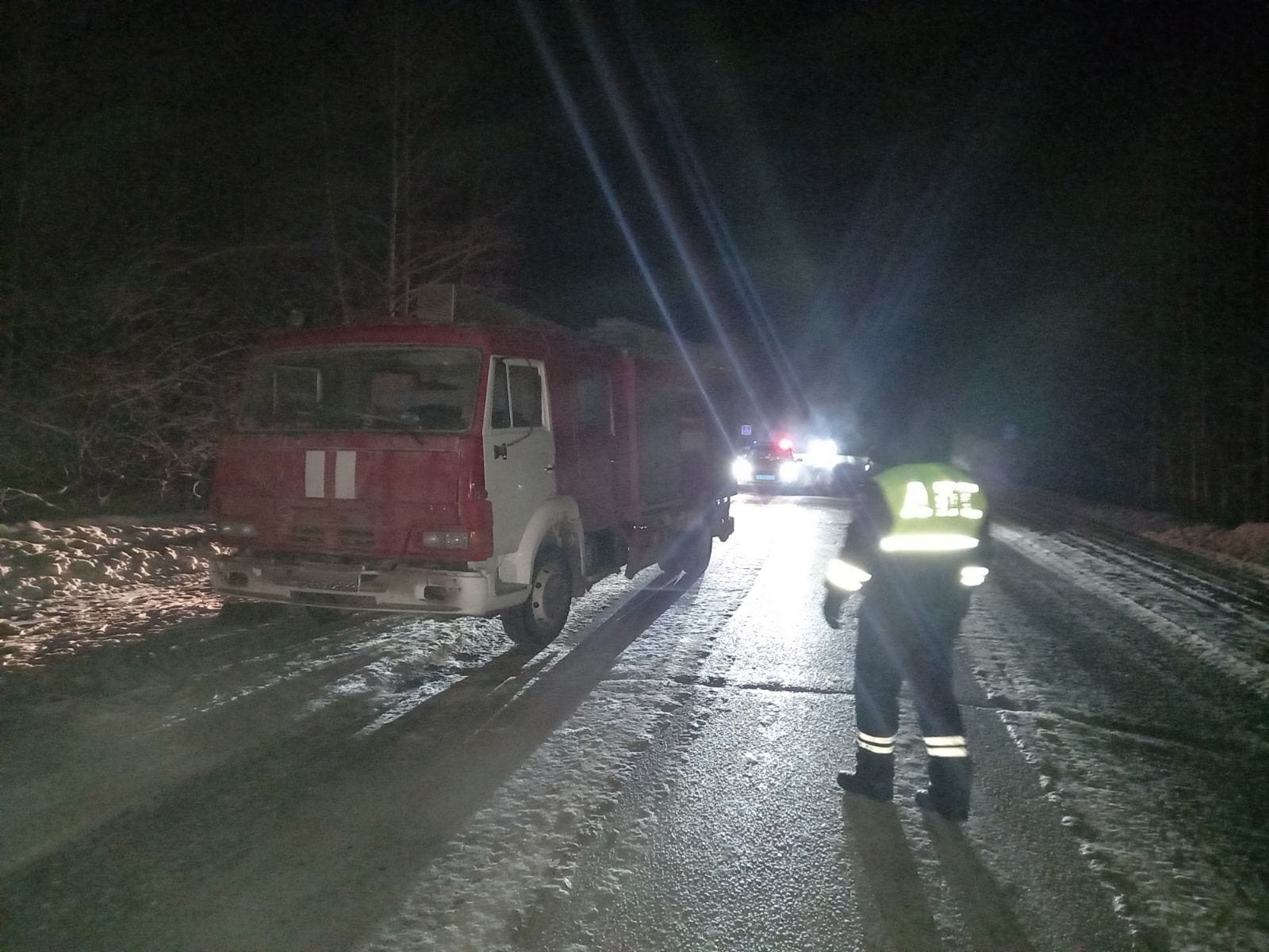 В аномальные морозы госавтоинспекторы помогают водителям в трудных ситуациях на костромской трассе