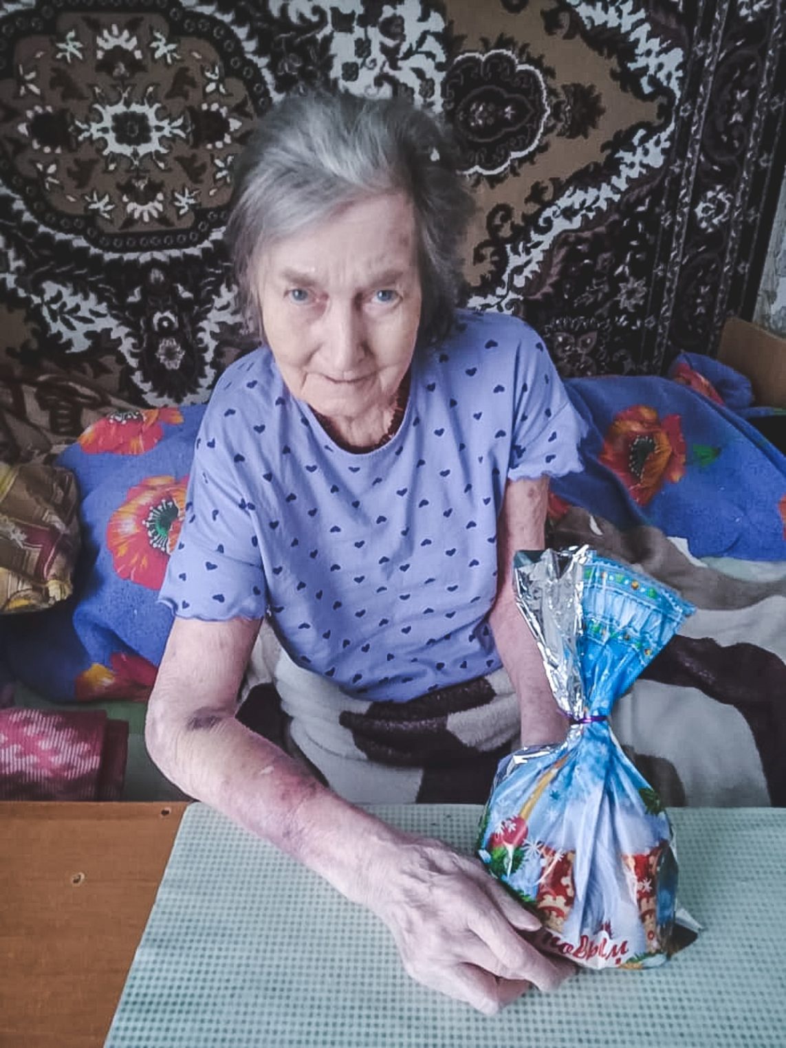 Тысячу сладких подарков получили одинокие пожилые костромичи на Новый год