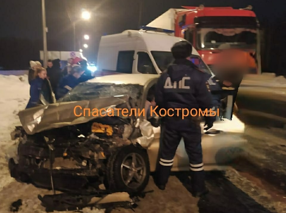 Двое ранены в лобовом столкновении легковушки с фурой в Костромской области