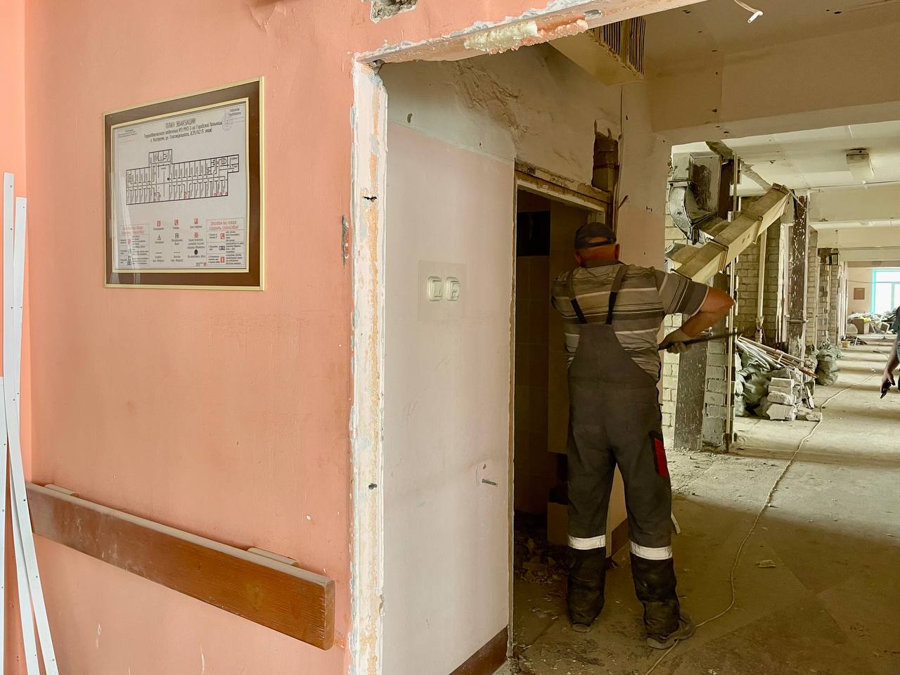 Строители начали ремонт отделения реабилитации костромской окружной больницы