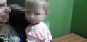 4-летнюю малышку пришлось вызволять из квартиры спасателям в Костроме