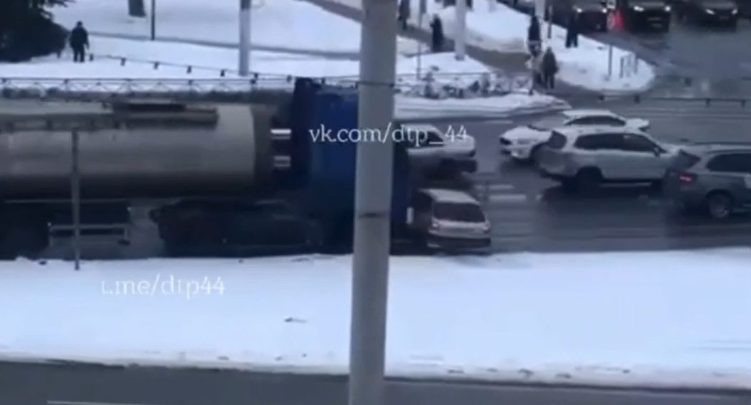 Жуткое видео: большегруз протащил легковушку по главной улице Костромы