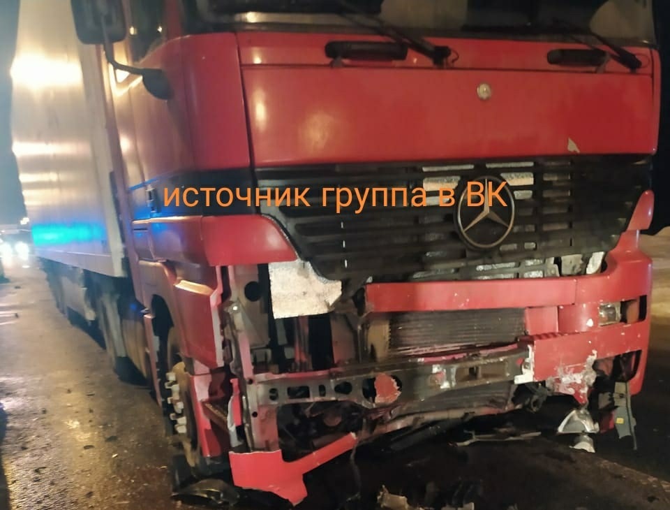 Двое ранены в лобовом столкновении легковушки с фурой в Костромской области