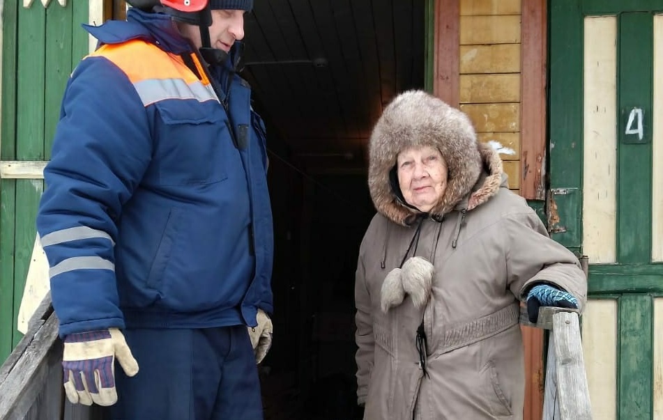 Костромские спасатели вызволили из смертельной ловушки 84-летнюю пенсионерку