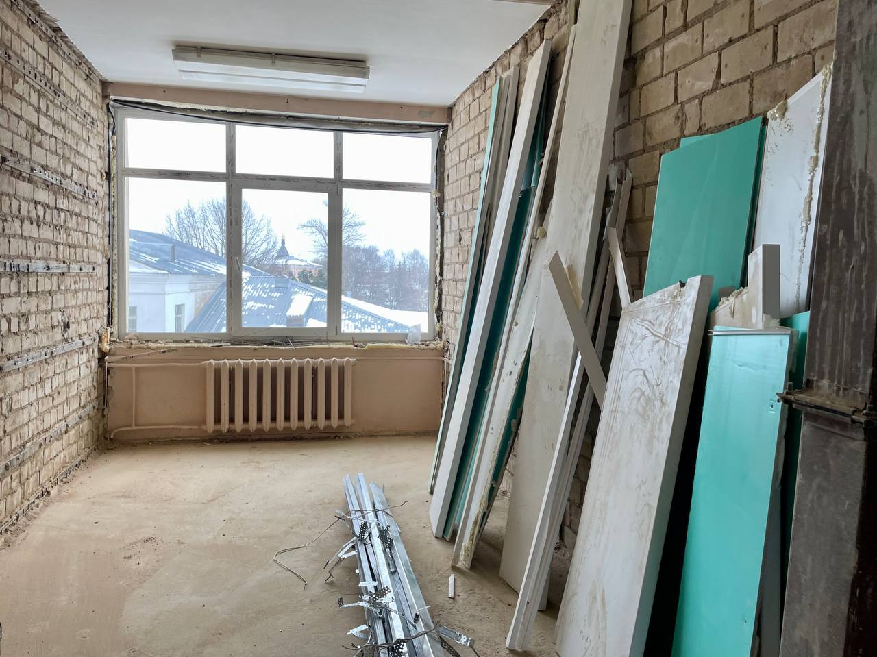 Строители начали ремонт отделения реабилитации костромской окружной больницы