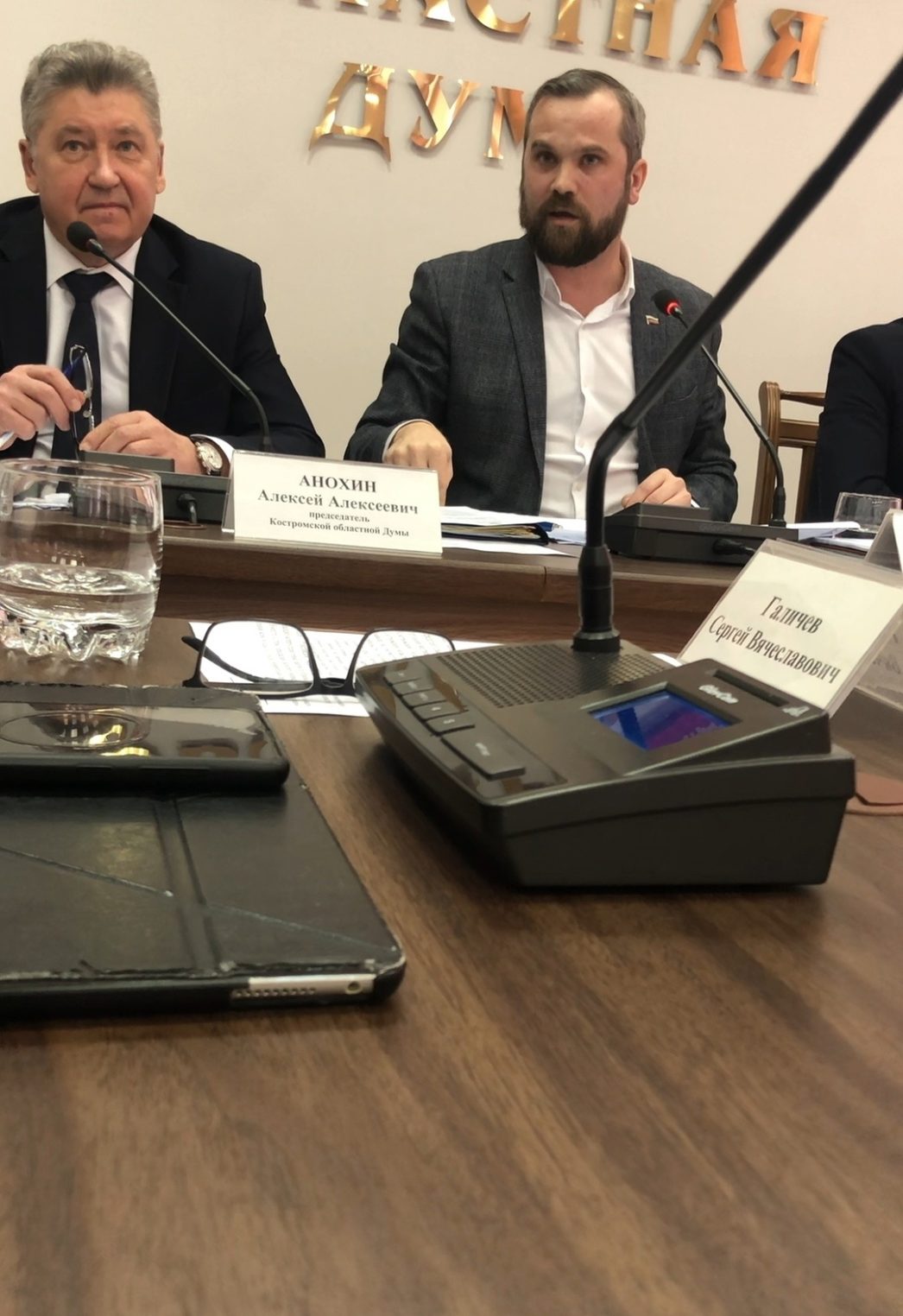 Перчатка раздора: костромской депутат вызвал другого на дуэль