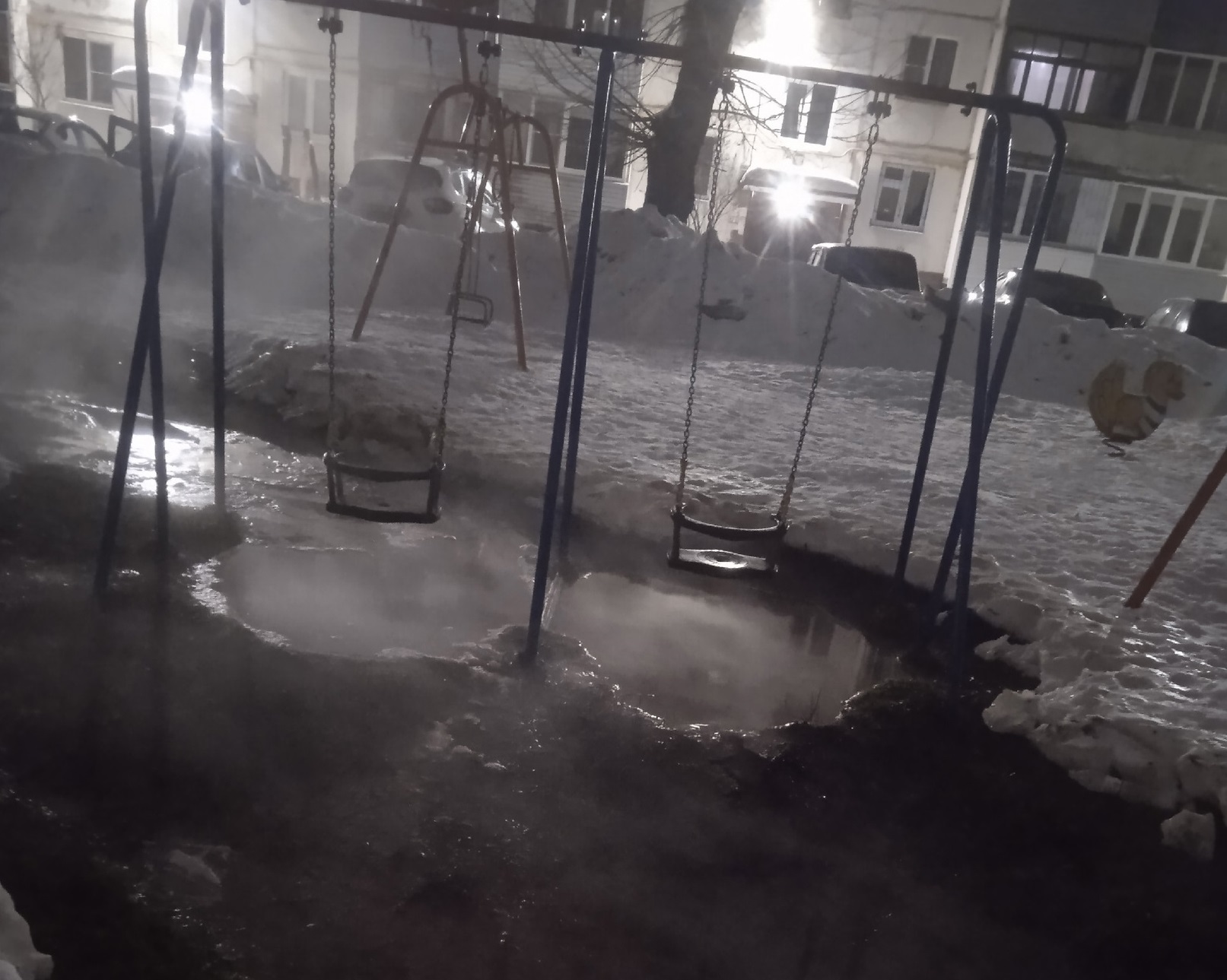 В Костроме детскую площадку залило кипятком