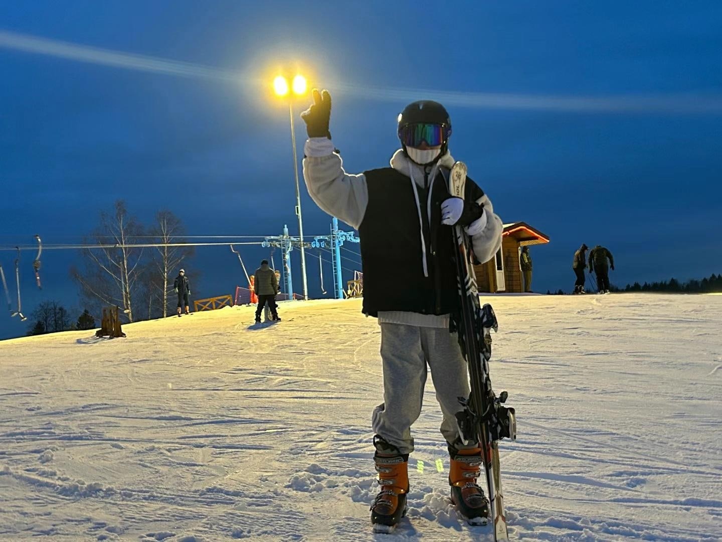 Китайские студенты под Костромой осваивают горные лыжи